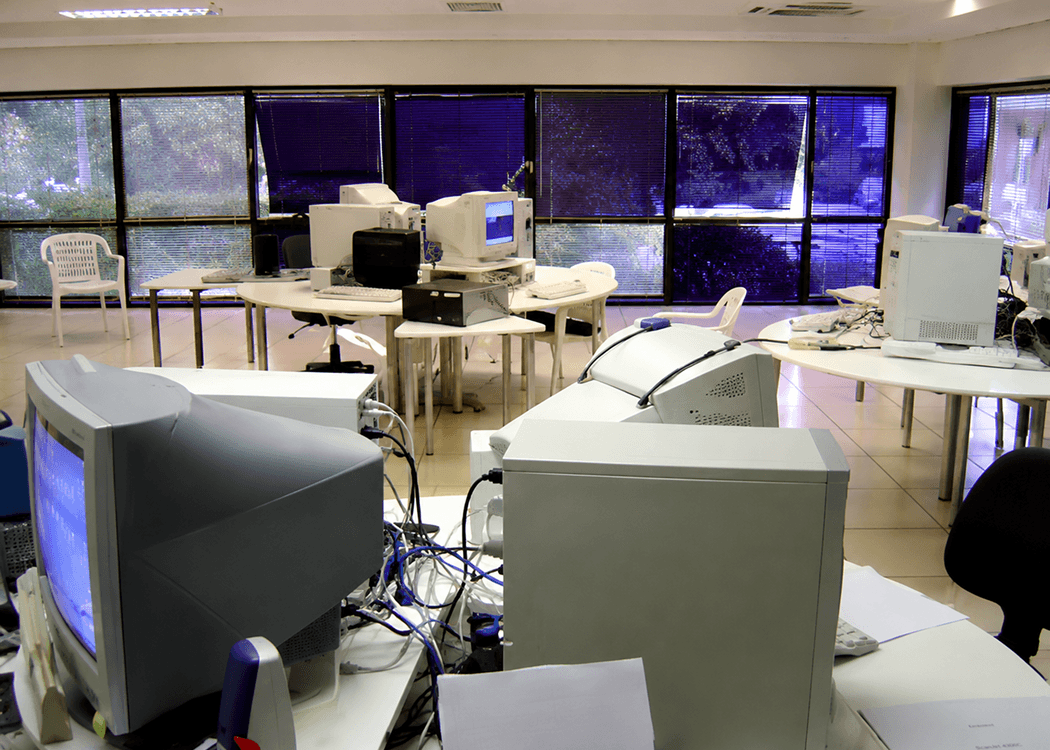 Laboratório de desenvolvimento de hardware da Innovatech Telecom